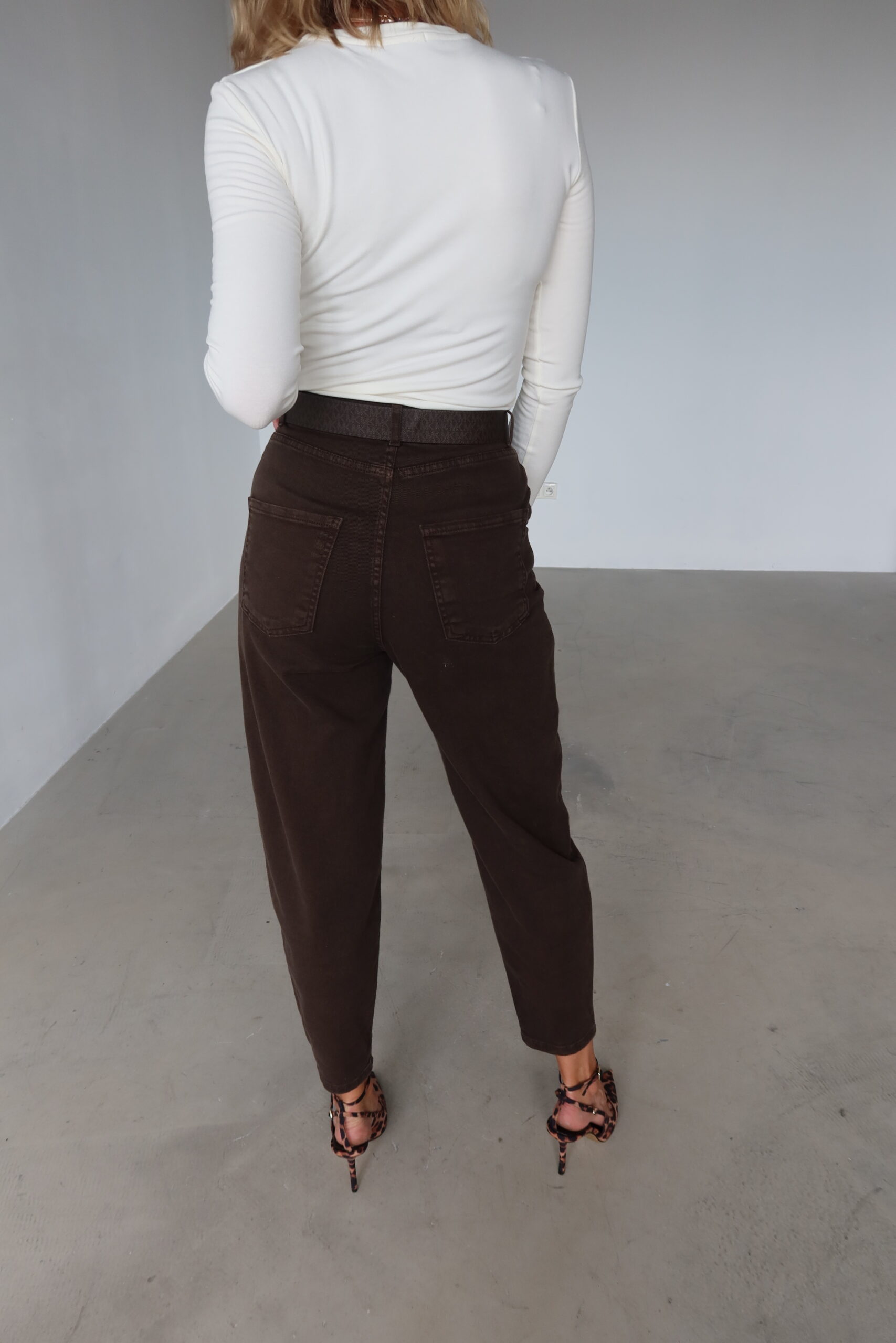 Spodnie mom fit Lumina brązowe - obrazek 2